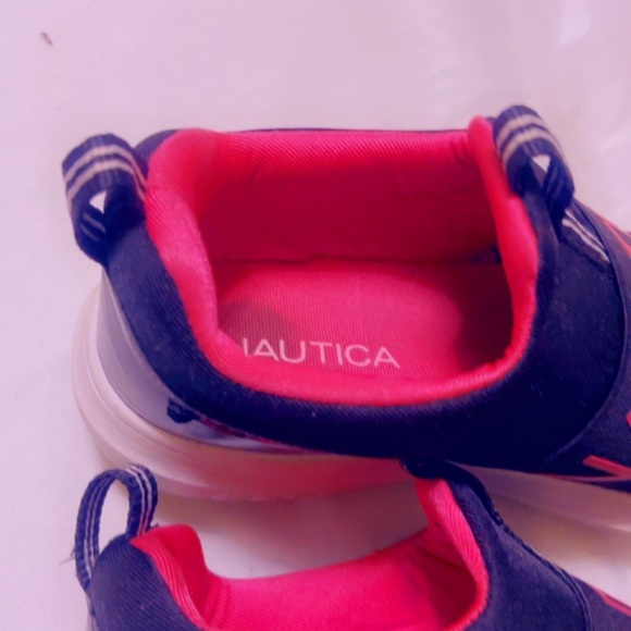 Sneaker - Picture 2 of 3